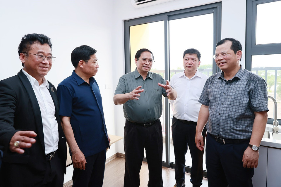 Thủ tướng Phạm Minh Chính tham quan một căn hộ tại dự án Nhà ở xã hội cho công nhân. (Ảnh: Dương Giang/TTXVN)