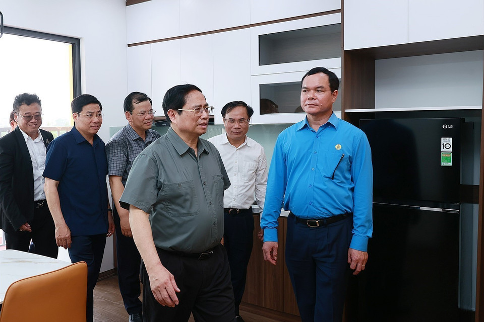 Thủ tướng Phạm Minh Chính tham quan dự án Nhà ở xã hội cho công nhân. (Ảnh: Dương Giang/TTXVN)