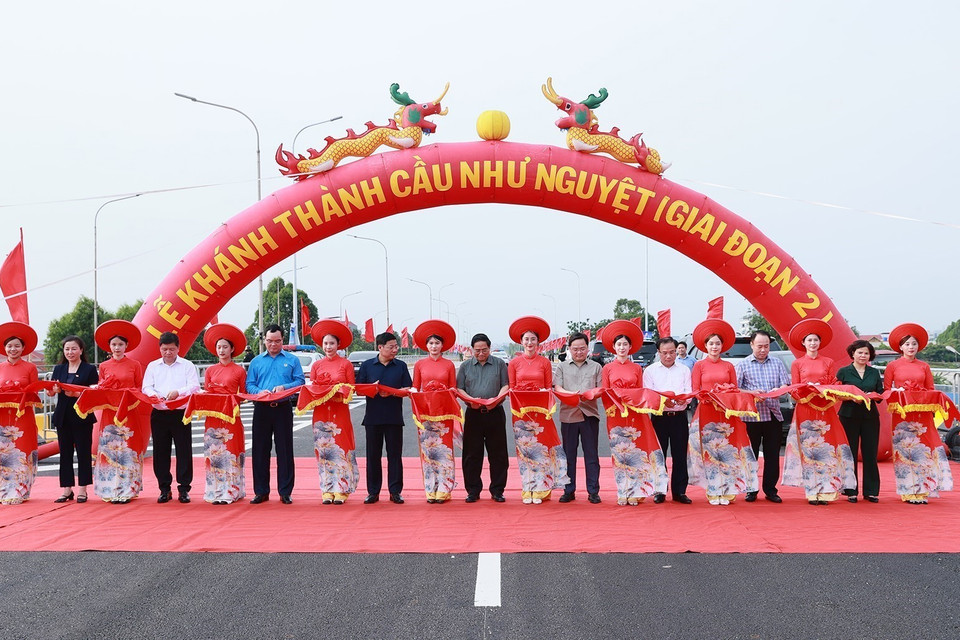 Thủ tướng Phạm Minh Chính và các đại biểu cắt băng khánh thành dự án cầu Như Nguyệt. (Ảnh: Dương Giang/TTXVN)