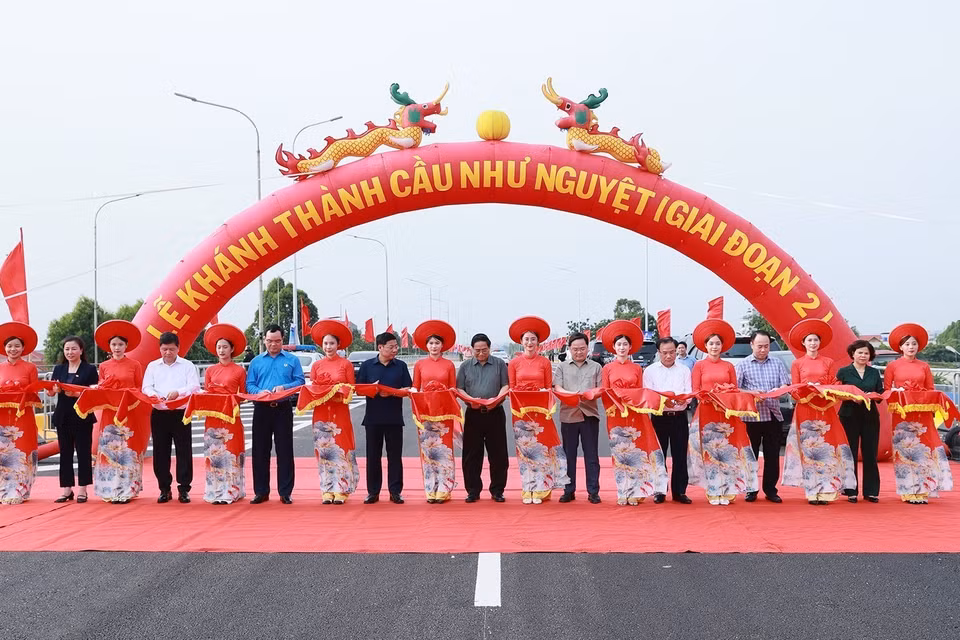 Thủ tướng Phạm Minh Chính và các đại biểu cắt băng khánh thành dự án cầu Như Nguyệt. (Ảnh: Dương Giang/TTXVN) 