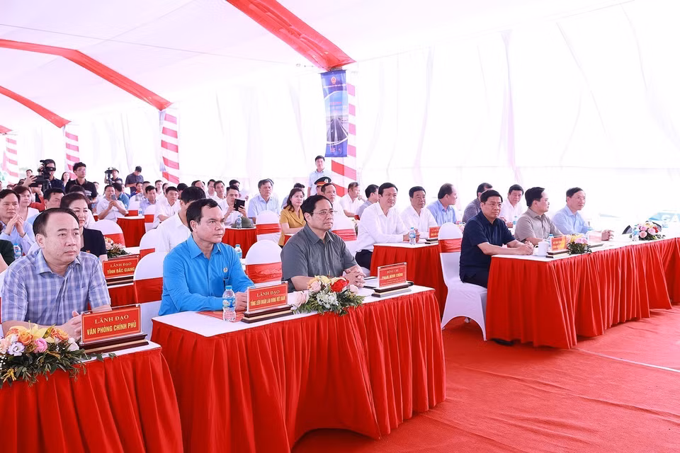Thủ tướng Phạm Minh Chính và các đại biểu dự lễ khánh thành cầu Như Nguyệt. (Ảnh: Dương Giang/TTXVN)
