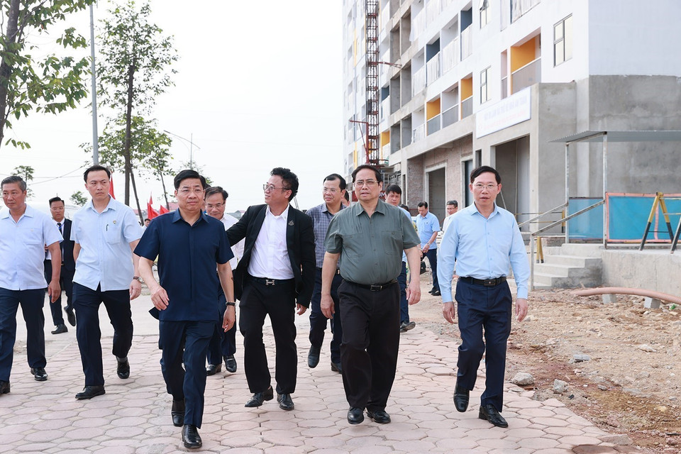 Thủ tướng Phạm Minh Chính kiểm tra dự án Nhà ở xã hội cho công nhân. (Ảnh: Dương Giang/TTXVN)