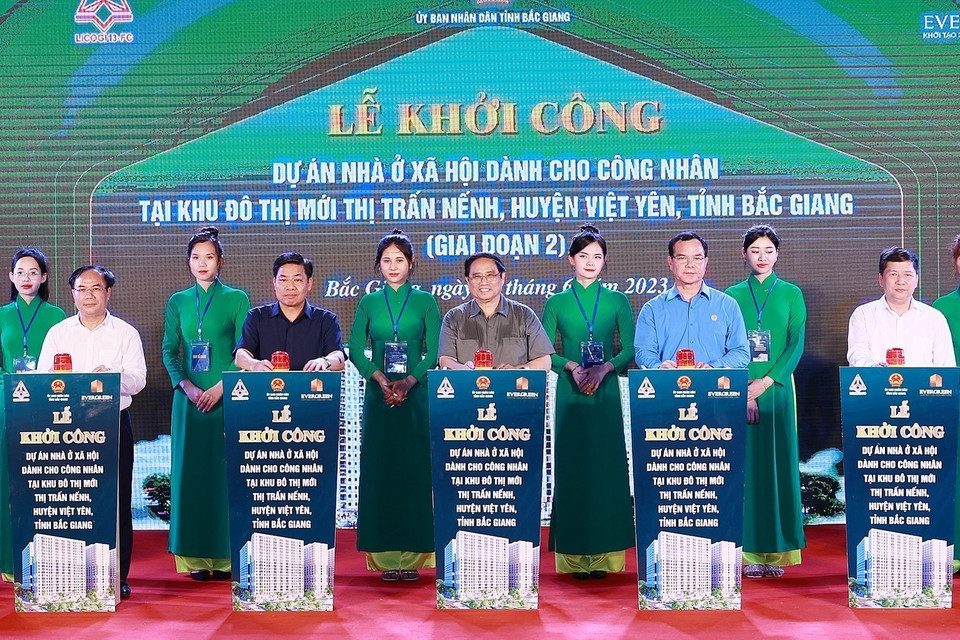 Thủ tướng Phạm Minh Chính và các đại biểu thực hiện nghi thức khởi công dự án Nhà ở xã hội cho công nhân. Ảnh: Dương Giang/TTXVN)