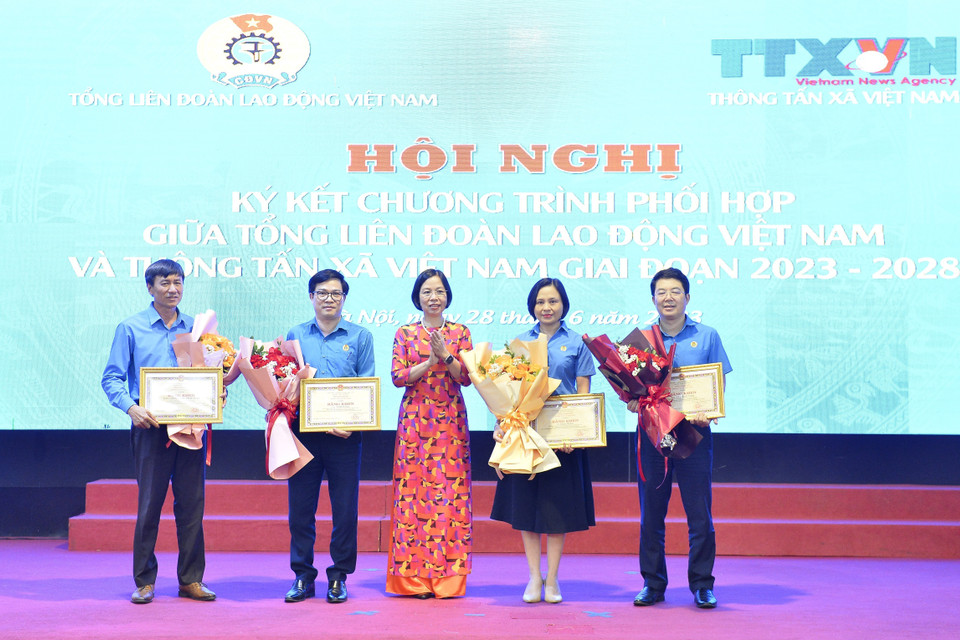 Tổng Giám đốc TTXVN Vũ Việt Trang trao tặng Bằng khen cho 1 tập thể và một số cá nhân của Tổng Liên đoàn Lao động Việt Nam. (Ảnh: Minh Đức/TTXVN)