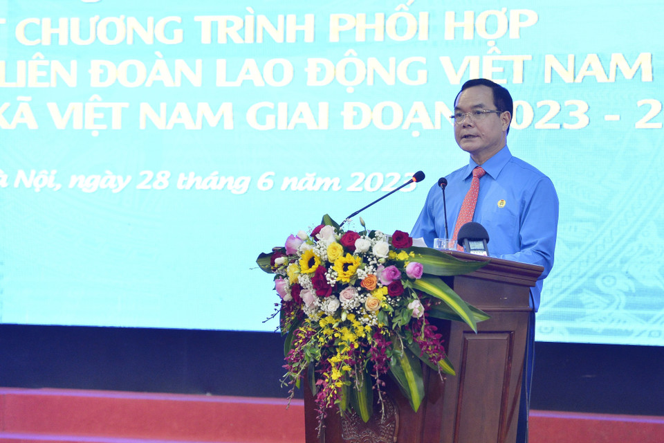 Chủ tịch Tổng Liên đoàn Lao động Việt Nam Nguyễn Đình Khang phát biểu tại hội nghị. (Ảnh: Minh Đức/TTXVN)