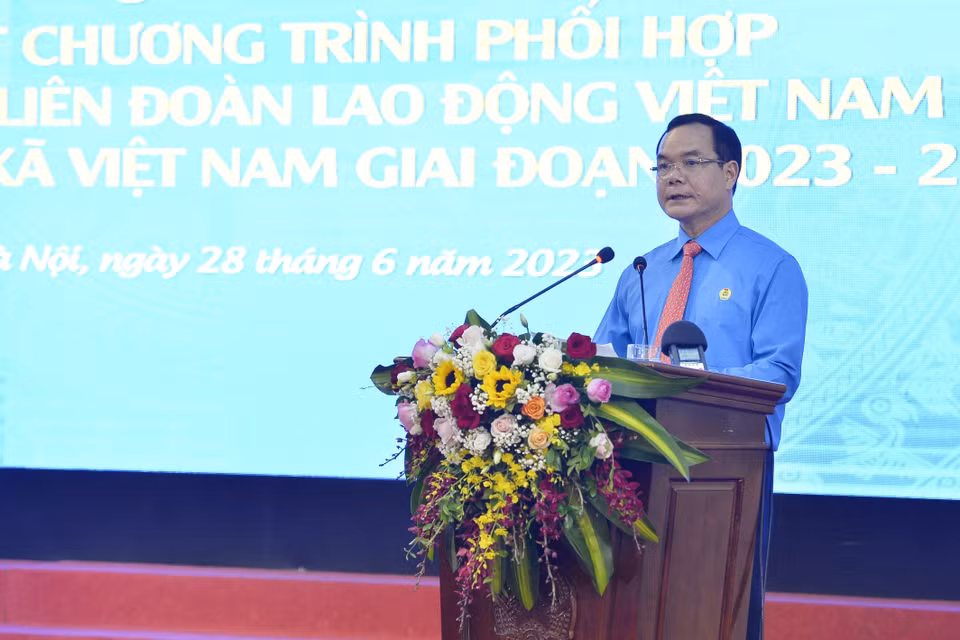 Chủ tịch Tổng Liên đoàn Lao động Việt Nam Nguyễn Đình Khang phát biểu tại hội nghị. (Ảnh: Minh Đức/TTXVN)
