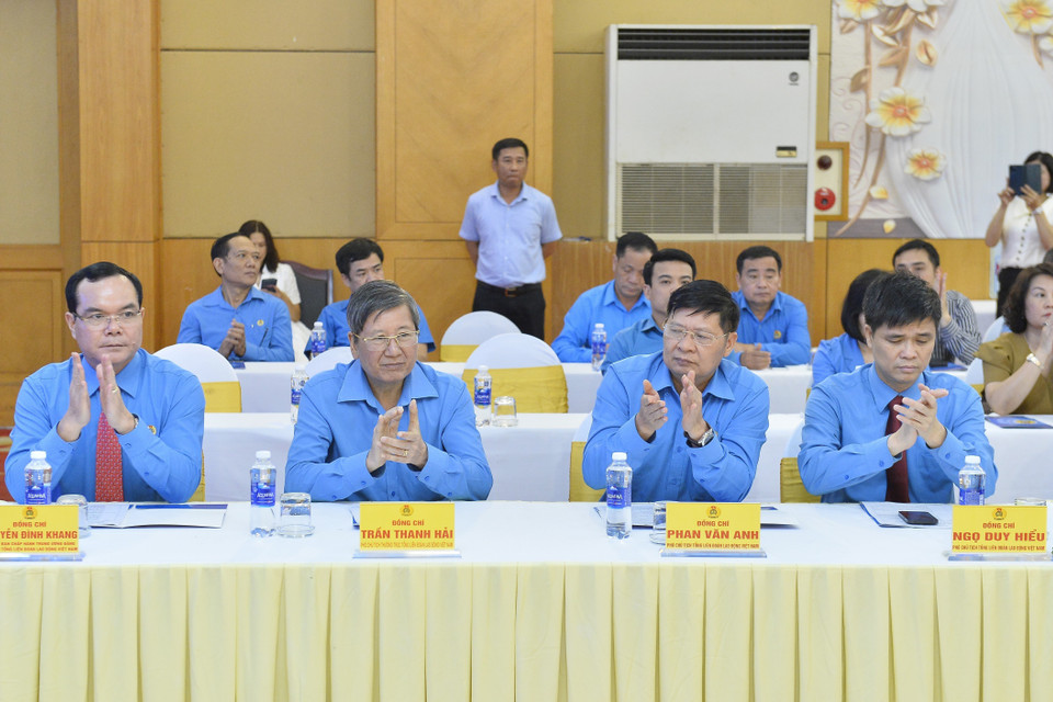 Lãnh đạo Tổng Liên đoàn Lao động Việt Nam và các đại biểu tham dự hội nghị. (Ảnh: Minh Đức/TTXVN)