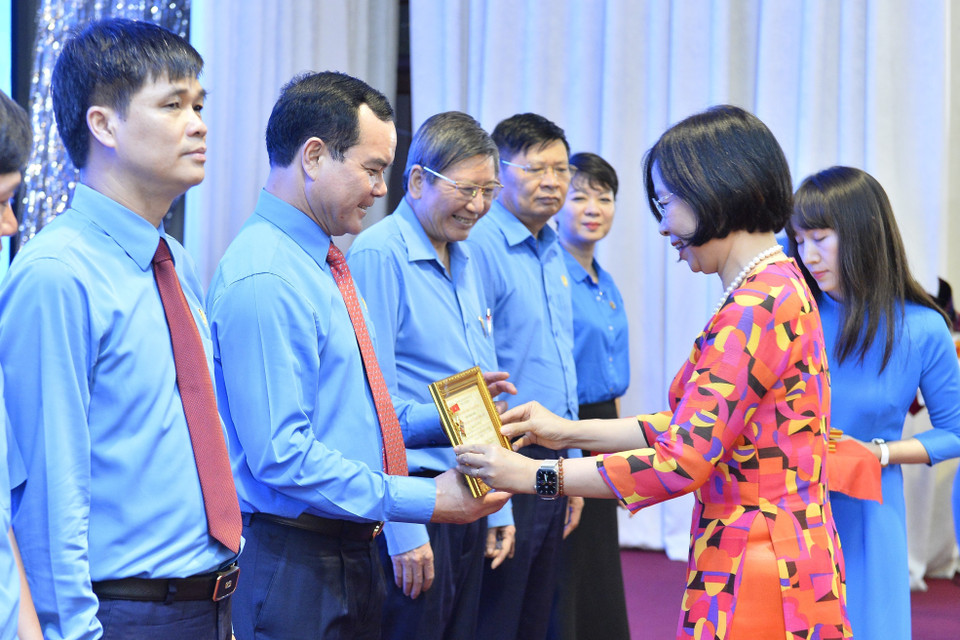 Tổng Giám đốc TTXVN Vũ Việt Trang trao tặng Kỷ niệm chương "Vì sự nghiệp Thông tấn xã Việt Nam" cho Chủ tịch Tổng Liên đoàn Lao động Việt Nam Nguyễn Đình Khang. (Ảnh: Minh Đức/TTXVN)