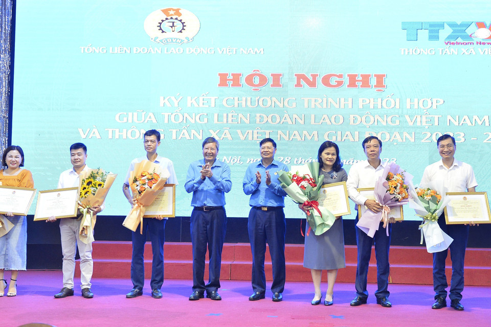 Phó Chủ tịch Tổng Liên đoàn Lao động Việt Nam Trần Thanh Hải trao tặng Bằng khen của Chủ tịch Tổng Liên đoàn Lao động Việt Nam cho 4 tập thể và 3 cá nhân của TTXVN. (Ảnh: Minh Đức/TTXVN)