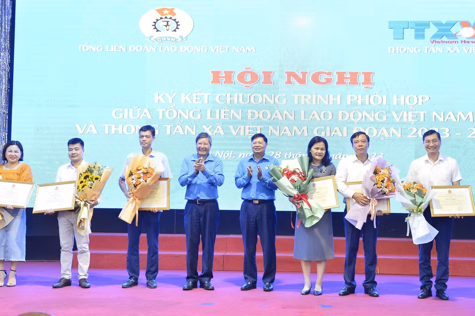 Phó Chủ tịch Tổng Liên đoàn Lao động Việt Nam Trần Thanh Hải trao tặng Bằng khen của Chủ tịch Tổng Liên đoàn Lao động Việt Nam cho 4 tập thể và 3 cá nhân của TTXVN. (Ảnh: Minh Đức/TTXVN)