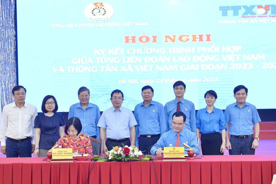 Tổng Giám đốc TTXVN Vũ Việt Trang và Chủ tịch Tổng Liên đoàn Lao động Việt Nam Nguyễn Đình Khang ký kết văn kiện phối hợp tuyên truyền giai đoạn 2023-2028. (Ảnh: Minh Đức/TTXVN)