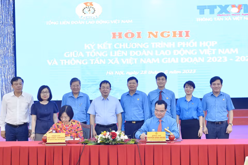 Tổng Giám đốc TTXVN Vũ Việt Trang và Chủ tịch Tổng Liên đoàn Lao động Việt Nam Nguyễn Đình Khang ký kết văn kiện phối hợp tuyên truyền giai đoạn 2023-2028. (Ảnh: Minh Đức/TTXVN)