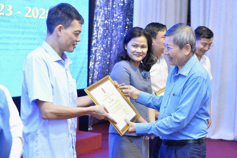 Phó Chủ tịch Tổng Liên đoàn Lao động Việt Nam Trần Thanh Hải trao tặng Bằng khen của Chủ tịch Tổng Liên đoàn Lao động Việt Nam cho 4 tập thể và 3 cá nhân của TTXVN. (Ảnh: Minh Đức/TTXVN)