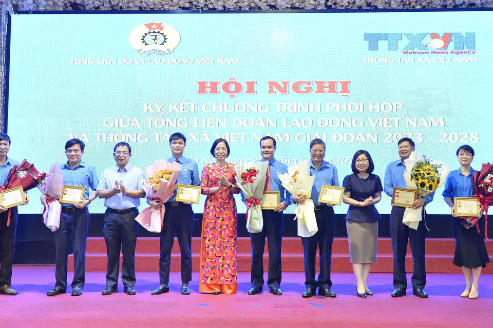 Tổng Giám đốc TTXVN Vũ Việt Trang trao tặng Kỷ niệm chương "Vì sự nghiệp Thông tấn xã Việt Nam" cho Chủ tịch Tổng Liên đoàn Lao động Việt Nam Nguyễn Đình Khang và một số cán bộ của Tổng Liên đoàn Lao động Việt Nam. (Ảnh: Minh Đức/TTXVN)