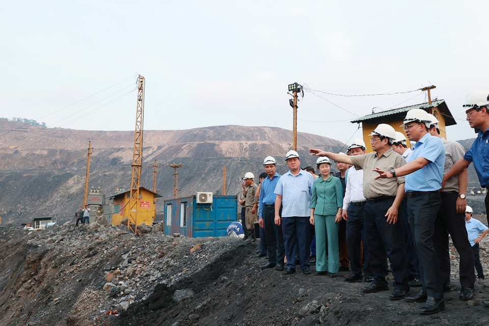 Thủ tướng Phạm Minh Chính thăm, kiểm tra tình hình khai thác than của Công ty Cổ phần than Hà Tu. (Ảnh: Dương Giang/TTXVN)