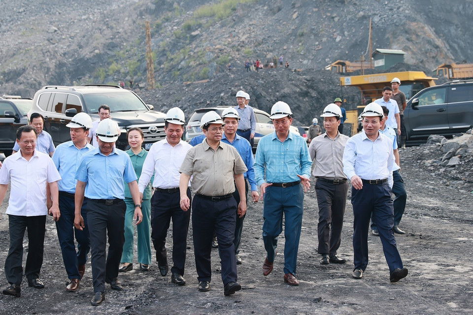 Thủ tướng Phạm Minh Chính thăm Công ty Cổ phần than Hà Tu. (Ảnh: Dương Giang/TTXVN)