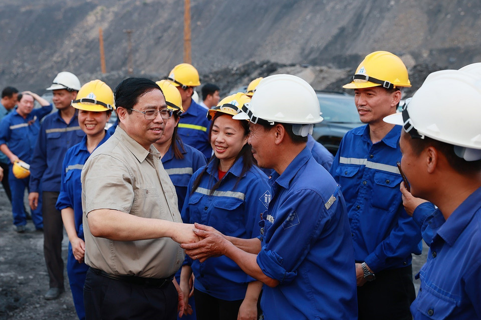 Thủ tướng Phạm Minh Chính thăm, động viên công nhân Công ty Cổ phần than Hà Tu. (Ảnh: Dương Giang/TTXVN) 