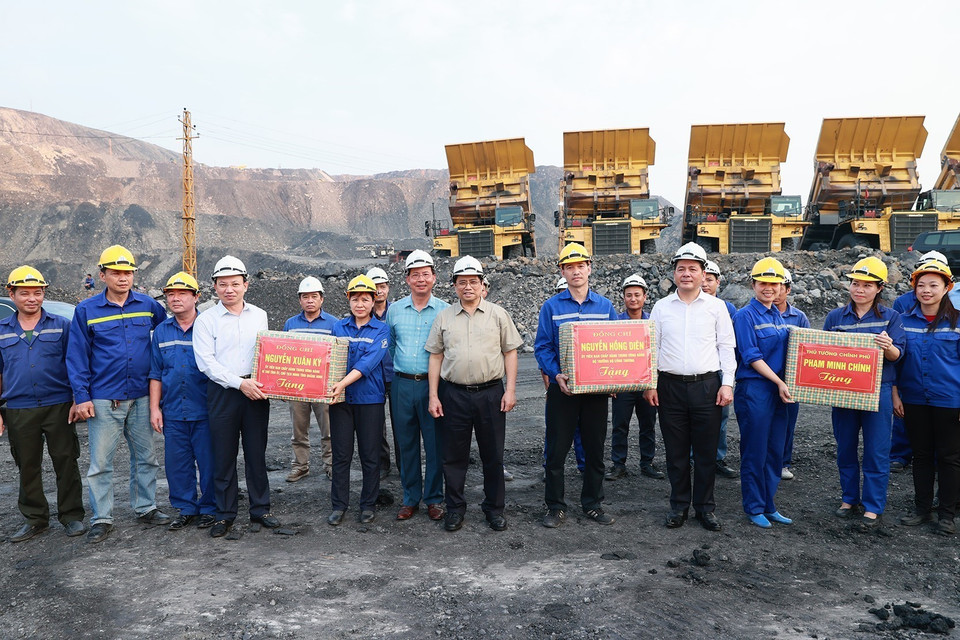 Thủ tướng Phạm Minh Chính tặng quà cho công nhân Công ty Cổ phần than Hà Tu. (Ảnh: Dương Giang/TTXVN)