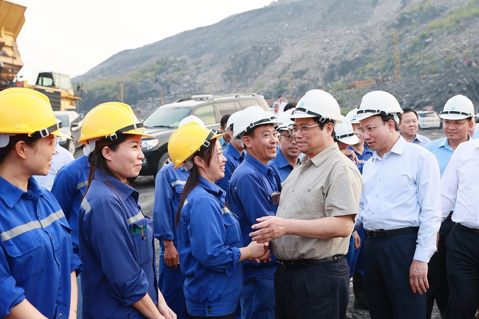 Thủ tướng Phạm Minh Chính với công nhân Công ty Cổ phần than Hà Tu. (Ảnh: Dương Giang/TTXVN)