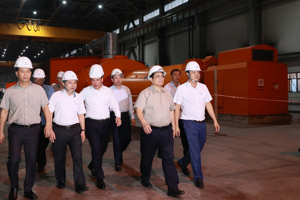 Thủ tướng Phạm Minh Chính đến kiểm tra tình hình sản xuất và cung ứng điện tại Nhà máy Nhiệt điện Quảng Ninh. (Ảnh: Dương Giang/TTXVN)