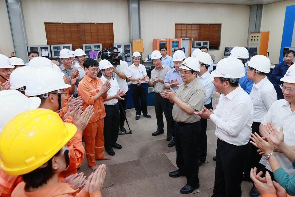 Thủ tướng Phạm Minh Chính động viên, giao nhiệm vụ cho công nhân, kỹ sư Nhà máy Nhiệt điện Quảng Ninh. (Ảnh: Dương Giang/TTXVN)