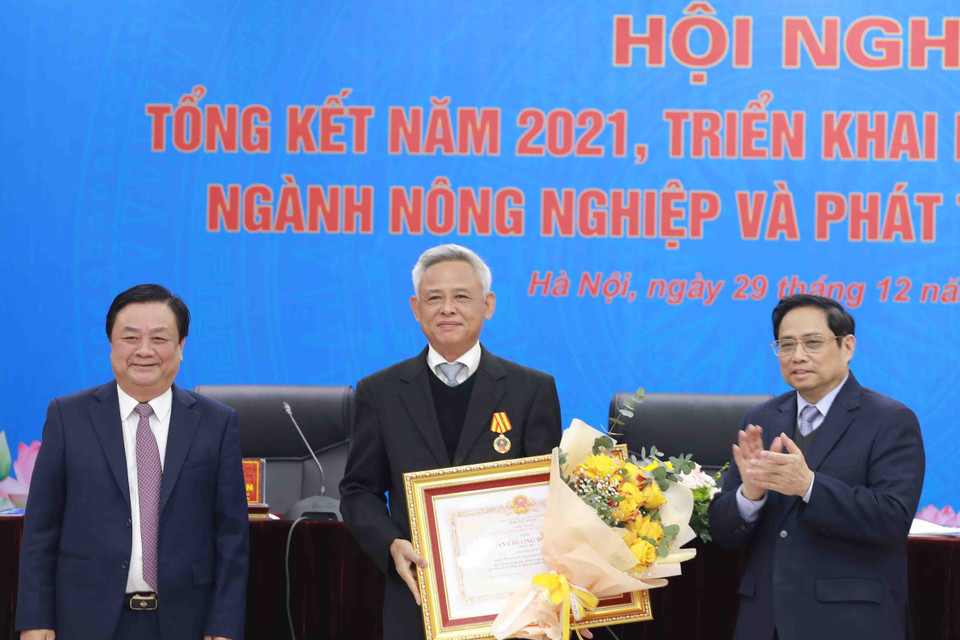 Thủ tướng Chính phủ Phạm Minh Chính trao tặng Huân chương Độc lập hạng Ba cho Nguyên Thứ trưởng Bộ Nông nghiệp và Phát triển nông thôn Hà Công Tuấn. (Ảnh: Vũ Sinh/TTXVN)