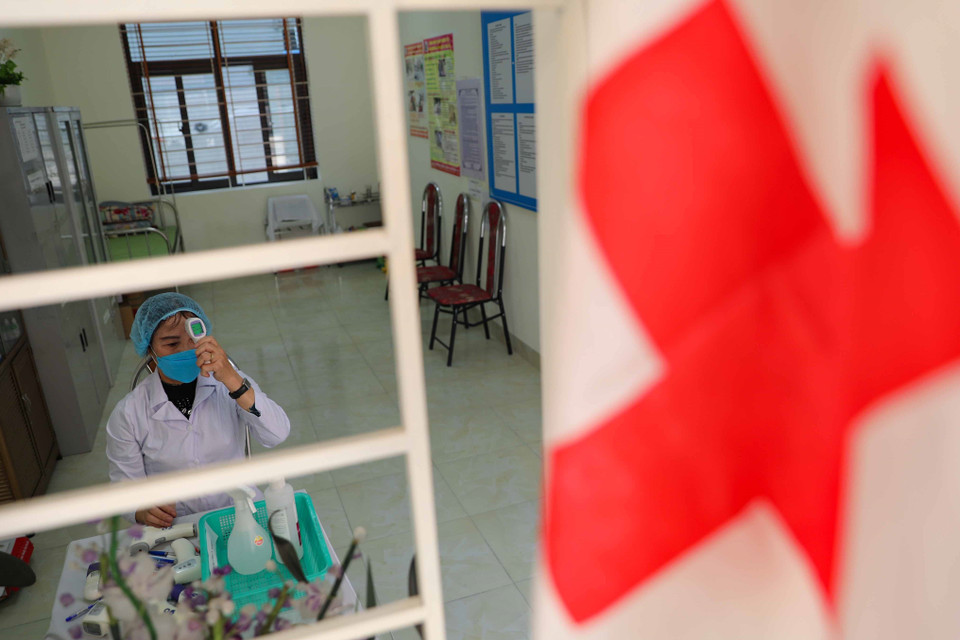 Công tác y tế, phòng dịch được đặc biệt quan tâm khi đón học sinh đi học trở lại. (Ảnh: Thanh Tùng/TTXVN)