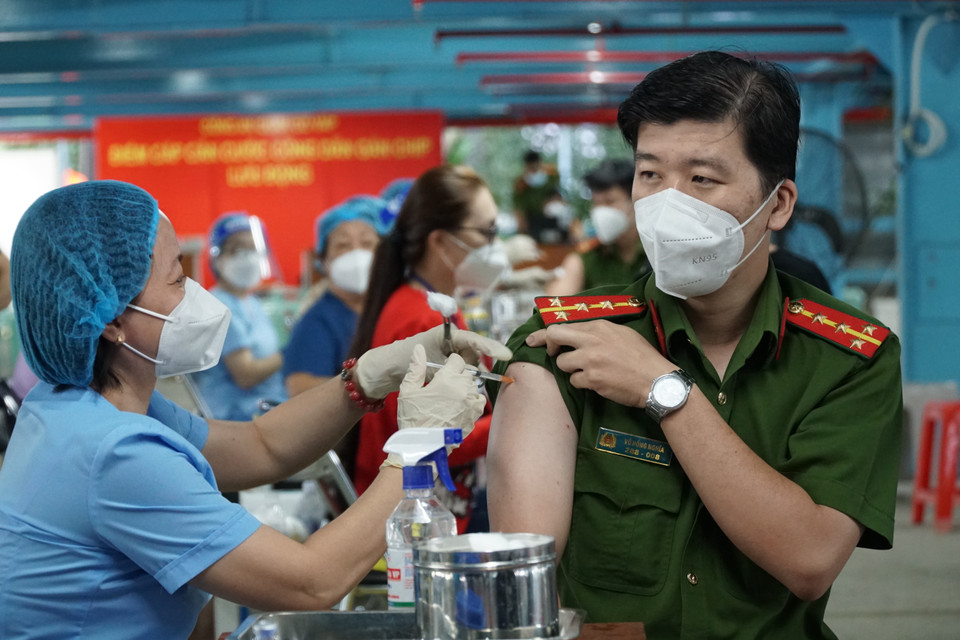 Một số quận huyện tại Thành phố Hồ Chí Minh tiến hành tiêm vaccine phòng COVID-19 liều bổ sung và nhắc lại cho lực lượng tuyến đầu. (Ảnh: Thu Hương/TTXVN)