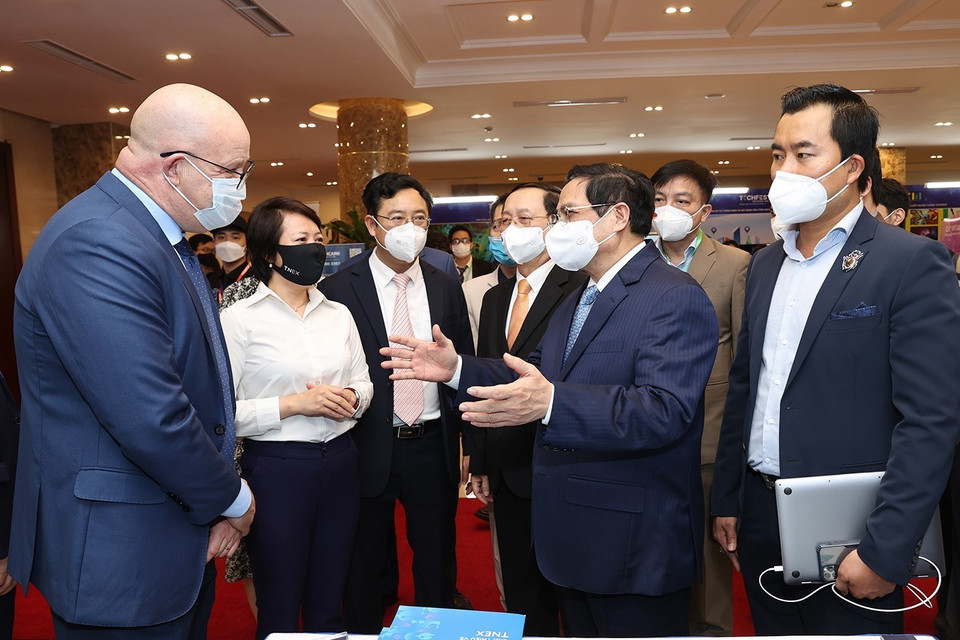 Hình ảnh Thủ tướng Phạm Minh Chính và các đại biểu tham quan trưng bày các sản phẩm ứng dụng công nghệ sáng tạo. (Ảnh: Dương Giang/TTXVN)