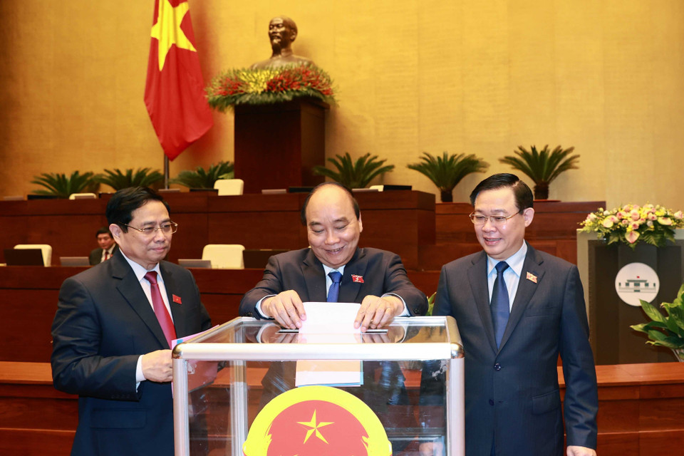 Chủ tịch nước Nguyễn Xuân Phúc, Thủ tướng Phạm Minh Chính, Chủ tịch Quốc hội Vương Đình Huệ bỏ phiếu phê chuẩn đề nghị việc bổ nhiệm một số Phó Thủ tướng Chính phủ, một số Bộ trưởng và thành viên khác của Chính phủ. (Ảnh: Văn Điệp/TTXVN)