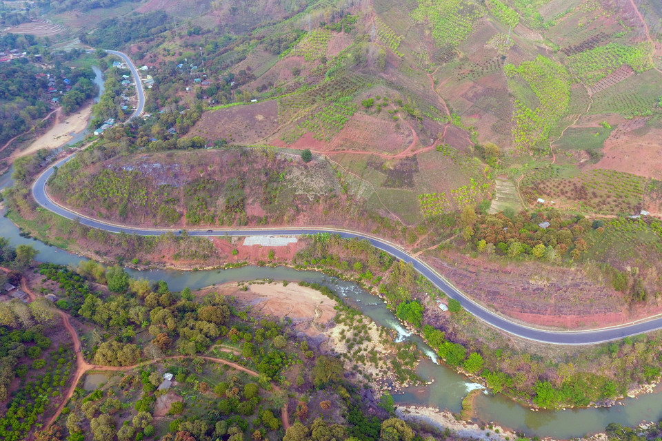 Quốc lộ 6 đoạn qua huyện Yên Châu, tỉnh Sơn La quanh co, nhiều khúc cua gắt. (Ảnh: Hữu Quyết/TTXVN)