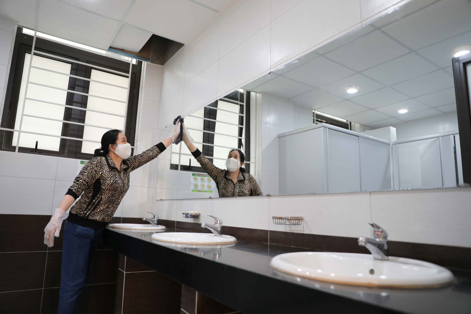 Trường THPT Trương Định, quận Hoàng Mai đã cơ bản hoàn tất công tác chuẩn bị để đón học sinh đi học trực tiếp theo kế hoạch. (Ảnh: Thanh Tùng/TTXVN)