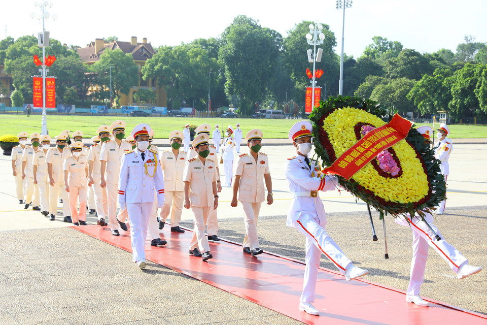 Đoàn đại biểu Đảng ủy Công an Trung ương và Bộ Công an đặt vòng hoa và vào Lăng viếng Chủ tịch Hồ Chí Minh. (Ảnh: Nguyễn Điệp/TTXVN)