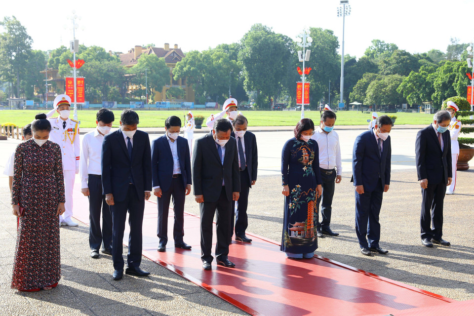 Đoàn đại biểu thành phố Hà Nội tưởng niệm Chủ tịch Hồ Chí Minh. (Ảnh: Nguyễn Điệp/TTXVN)