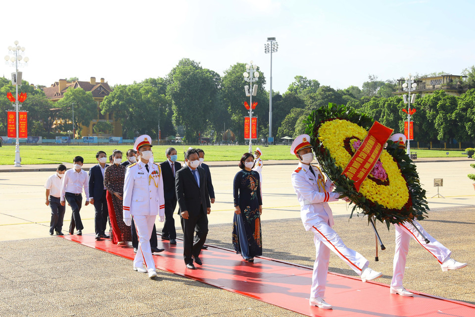 Đoàn đại biểu thành phố Hà Nội đặt vòng hoa và vào Lăng viếng Chủ tịch Hồ Chí Minh. (Ảnh: Nguyễn Điệp/TTXVN)