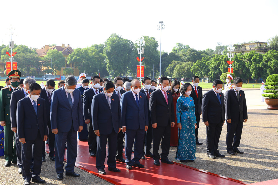 Đoàn đại biểu lãnh đạo Đảng, Nhà nước, Mặt trận Tổ quốc Việt Nam tưởng niệm Chủ tịch Hồ Chí Minh. (Ảnh: Nguyễn Điệp/TTXVN)