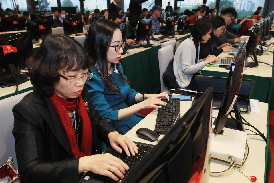 Phóng viên TTXVN tác nghiệp tại Họp báo Đại hội đại biểu toàn quốc Đảng Cộng sản Việt Nam lần thứ XIII. (Ảnh: TTXVN)