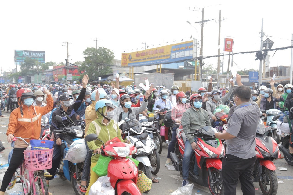 Hàng nghìn người dân tự phát chạy xe máy về quê bị kẹt lại tại khu vực Thị trấn Tân Túc, huyện Bình Chánh, Thành phố Hồ Chí Minh. (Ảnh: Xuân Tình/TTXVN)