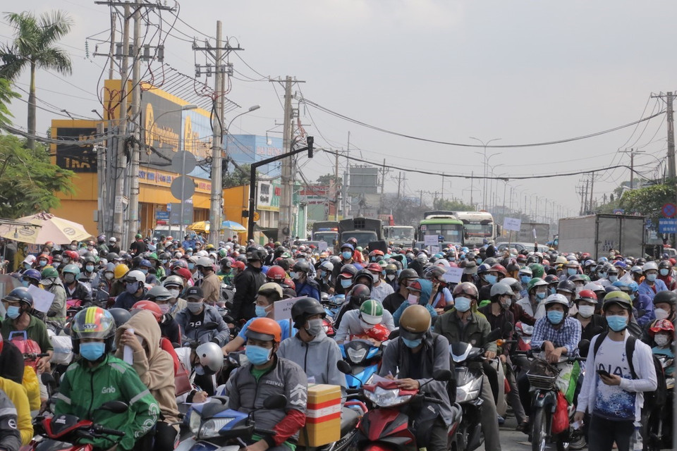 Hàng nghìn người dân tập trung ở khu vực Quốc lộ 1 đoạn qua Thị trấn Tân Túc, huyện Bình Chánh, Thành phố Hồ Chí Minh. (Ảnh: TTXVN phát)