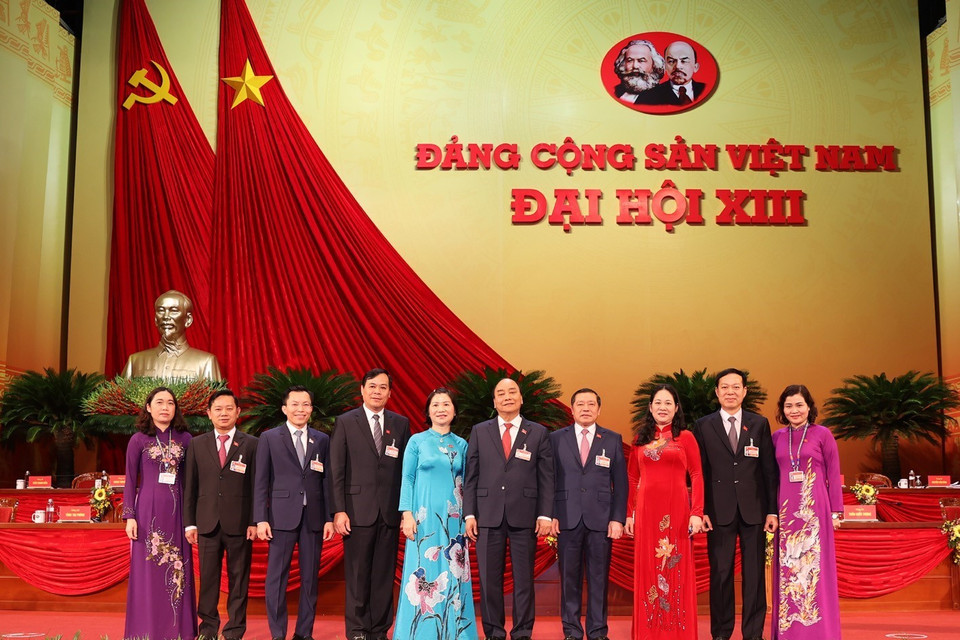 Thủ tướng Chính phủ Nguyễn Xuân Phúc chụp ảnh chung với đại biểu Đảng bộ tỉnh Cao Bằng. (Ảnh: TTXVN)