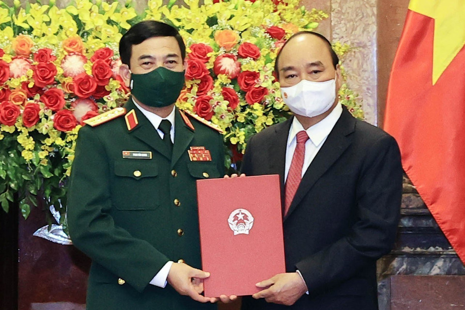 Chủ tịch nước Nguyễn Xuân Phúc, Chủ tịch Hội đồng Quốc phòng và An ninh, Thống lĩnh lực lượng vũ trang nhân dân trao Quyết định thăng quân hàm từ Thượng tướng lên Đại tướng đối với ông Phan Văn Giang, Ủy viên Bộ Chính trị, Phó Bí thư Quân ủy Trung ương, Bộ trưởng Bộ Quốc phòng. (Ảnh: Thống Nhất/TTXVN)