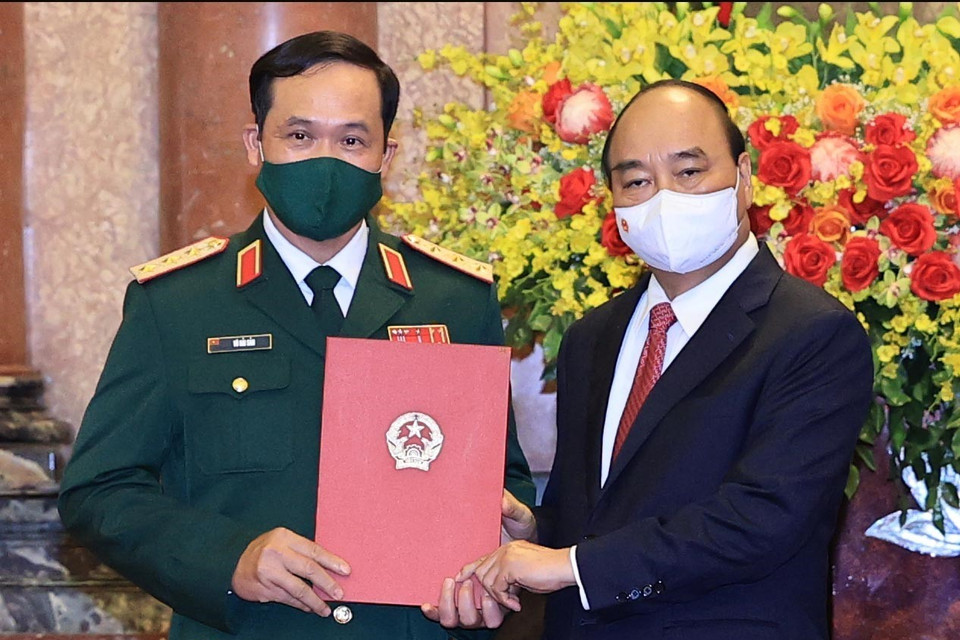 Chủ tịch nước Nguyễn Xuân Phúc, Chủ tịch Hội đồng Quốc phòng và An ninh, Thống lĩnh các lực lượng vũ trang nhân dân trao Quyết định thăng quân hàm từ Trung tướng lên Thượng tướng đối với ông Vũ Hải Sản, Ủy viên Trung ương Đảng, Ủy viên Quân ủy Trung ương, Thứ trưởng Bộ Quốc phòng. (Ảnh: Thống Nhất/TTXVN)