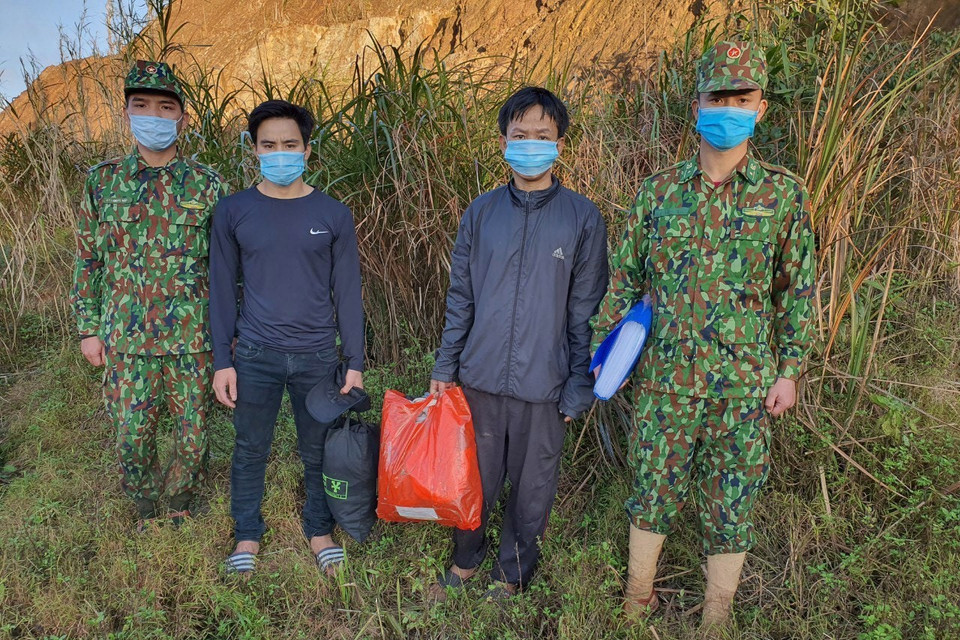 Hai đối tượng nhập cảnh trái phép bị đồn biên phòng cửa khẩu Nam Giang bắt giữ và đưa vào khu cách ly theo quy định. (Ảnh: Đoàn Hữu Trung/TTXVN)