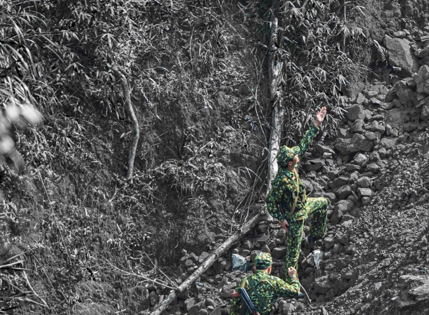 Bộ đội biên phòng Quảng Nam kết hợp công tác tuần tra bảo vệ đường biên với công tác phòng chống dịch. (Ảnh: Đoàn Hữu Trung/TTXVN)