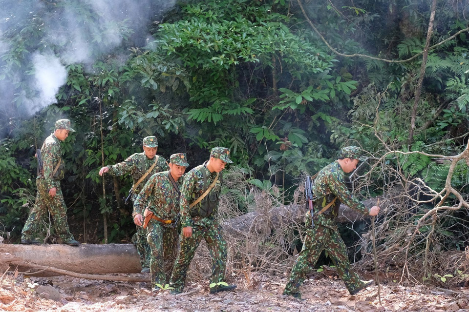 Cán bộ, chiến sỹ biên phòng tăng cường tuần tra dọc các tuyến đường mòn lối mở khu vực biên giới với tỉnh Sê Kông (Lào). (Ảnh: Đoàn Hữu Trung/TTXVN) 