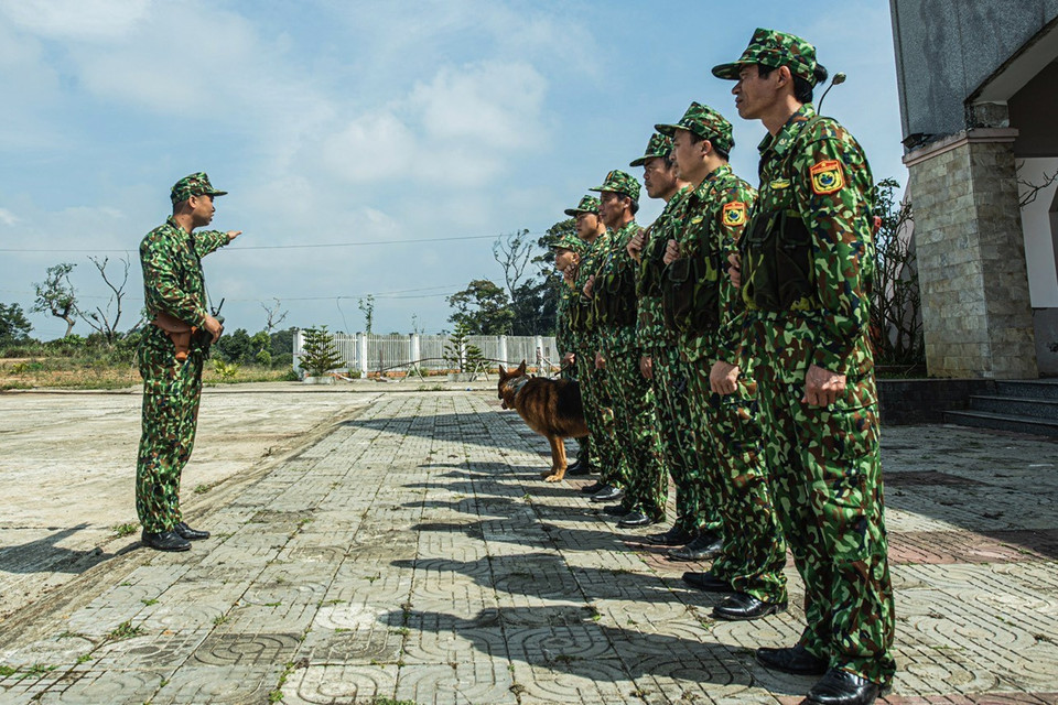Bộ đội biên phòng Quảng Nam kết hợp công tác tuần tra bảo vệ đường biên với công tác phòng chống dịch. (Ảnh: Đoàn Hữu Trung/TTXVN)