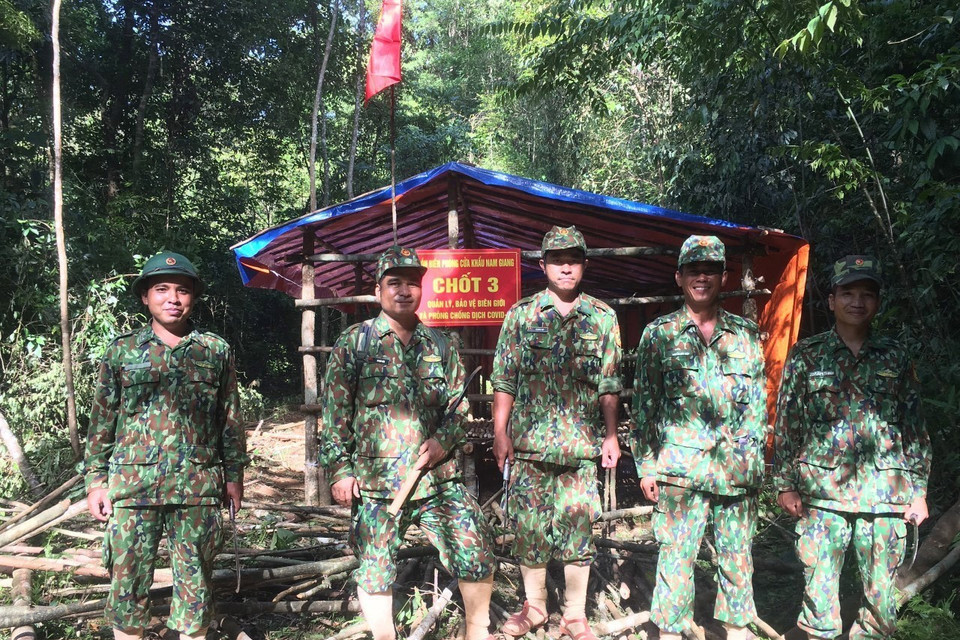 Thêm một chốt chặn mới đã được Đồn biên phòng cửa khẩu Nam Giang dựng xong để tăng cường khả năng phòng chống dịch. (Ảnh: Đoàn Hữu Trung/TTXVN)