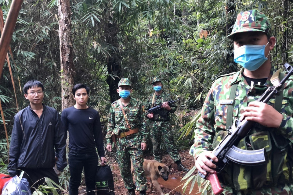 Hai đối tượng nhập cảnh trái phép bị đồn biên phòng cửa khẩu Nam Giang bắt giữ và đưa vào khu cách ly theo quy định. (Ảnh: Đoàn Hữu Trung/TTXVN)