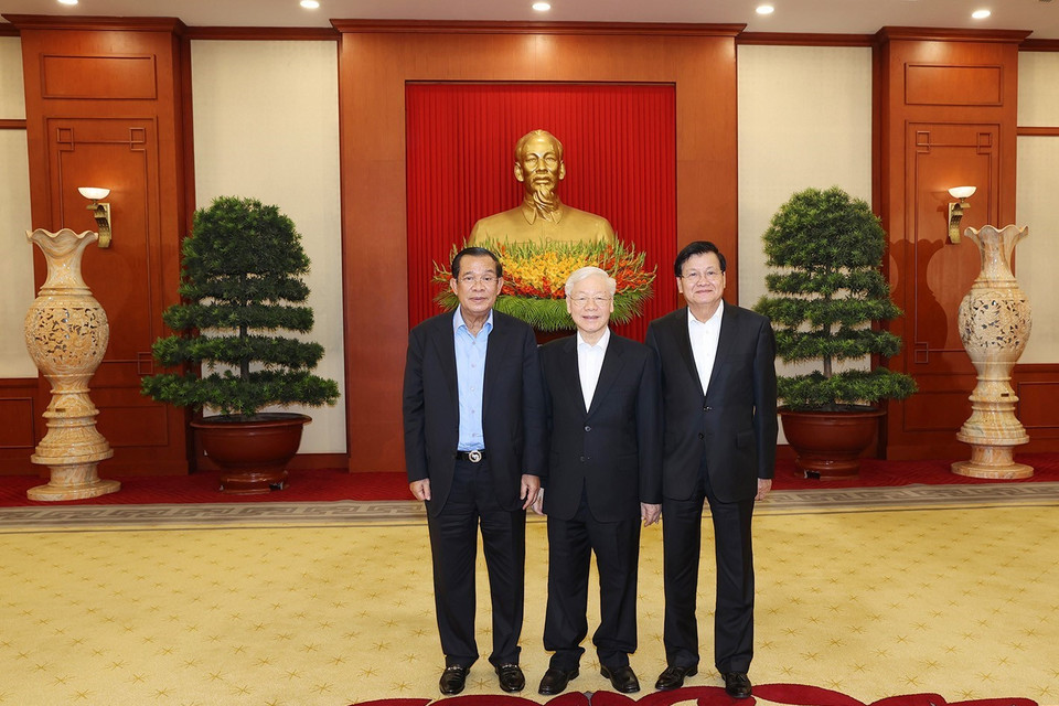 Tổng Bí thư Nguyễn Phú Trọng, Tổng Bí thư Đảng Nhân dân Cách mạng Lào Thongloun Sisoulith và Chủ tịch Đảng Nhân dân Campuchia Hun Sen chụp ảnh chung. (Ảnh: Trí Dũng/TTXVN)