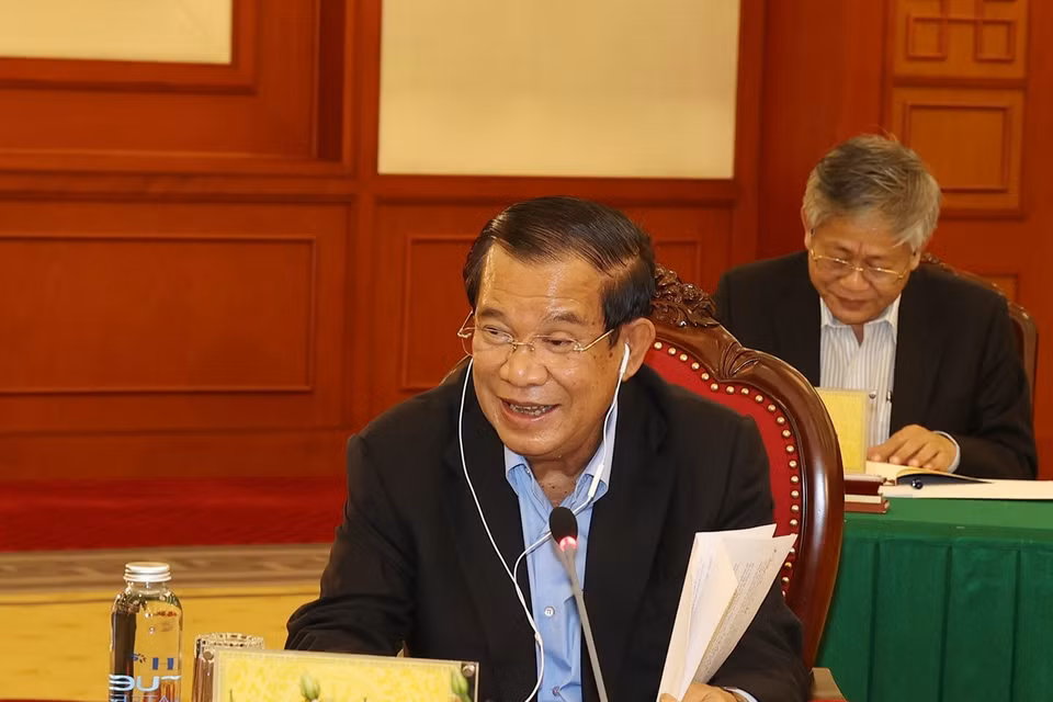 Chủ tịch Đảng Nhân dân Campuchia Hun Sen phát biểu tại cuộc gặp. (Ảnh: Trí Dũng/TTXVN)